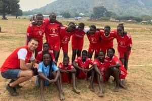 Los chicos de Uganda con la camiseta de Huracán