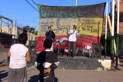 Los chicos del barrio miran a Clan Oculto.