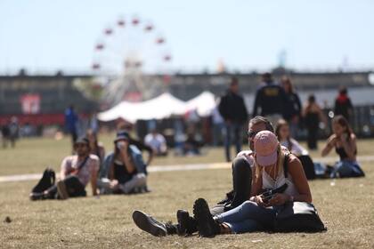 Los chicos descansan y de fondo se ve la vedette del festival, la vuelta de la vida 