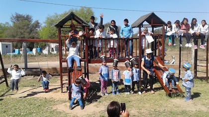 Los chicos disfrutando de los juegos que construyeron en una plaza de Chaco.