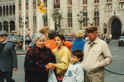 Los chicos en Bruselas, junto a sus abuelos.