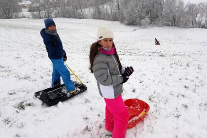 Los chicos en el jardín de casa. En Austria es común balancear la vida laboral con la personal. Es muy común que la gente tenga contratos con menos carga laboral. Silvia hace 25 horas por semana.