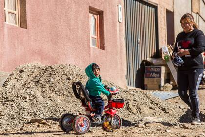 Los chicos en Olaroz juegan mientras sus padres trabajan en las obras del pueblo