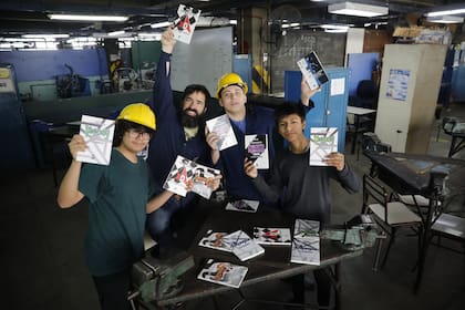 Los chicos incorporan la práctica y los materiales de los talleres industriales al ejercicio de la escritura