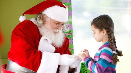 Los chicos le cuentan a Papá Noel cuáles son los regalos que les gustaría recibir en Nochebuena