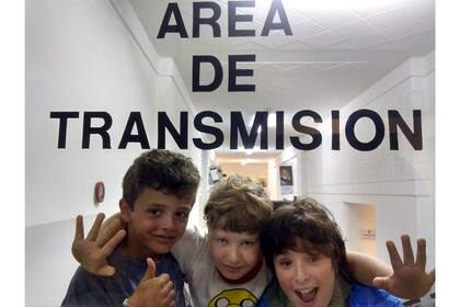 Los chicos León, Uriel y León, pequeños periodistas del diario Cordones desatados, llegaron por primera vez a la radio en marzo, justo antes de la cuarentena. Ahora graban desde sus casas.