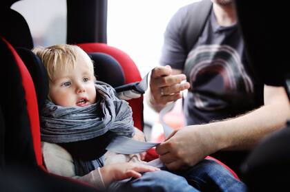 Hasta los 9 años o tengan la altura suficiente, los niños tienen que usar un asiento elevador por su seguridad