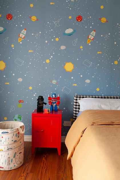 “Los chicos participaron en la elección de los papeles. Me parece fundamental que se sientan parte del proceso de ambientar su propio cuarto”.