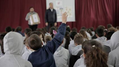 Los chicos participaron en las experiencias del Escuadrón Antimosquito