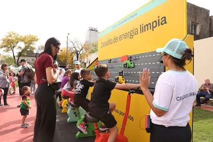 Los chicos pedealearon en el “Desafío de energía limpia”, una de las actividades educativas itinerantes