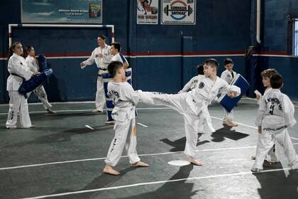 Los chicos practican aikido en el club Artigas, en el barrio de Agronomía