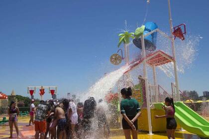 Los chicos se divierten bajo el agua