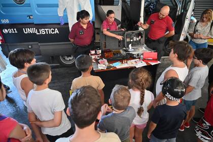 Los chicos siguieron en todo momento las explicaciones de los expertos a cargo de la iniciativa para poder cumplir con la misión que se les había asignado