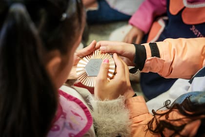 Los chicos sujetando la medalla de bronce de Tokio 2020
