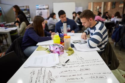 Los chicos trabajan de manera dinámica rotativa sobre mesas-pizarrón, mientras usan los celulares, además de material didáctico y videos.