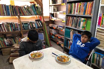 Los chicos van principalmente a comer. Aunque no haya clases siempre se preparamos el almuerzo.