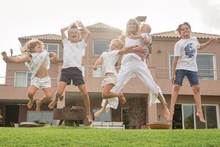 Los chicos viven a cinco minutos de la casa de su abuela y, siempre que pueden, aprovechan para pasar tiempo juntos.