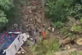 Tragedia en Colombia: un micro escolar cayó por un precipicio y murieron 17 adolescentes