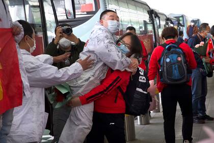 Los chinos celebraron con euforia el final de más de dos meses de confinamiento en Wuhan