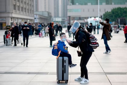 Los chinos vuelven a las calles pero con precauciones por temor a un rebrote