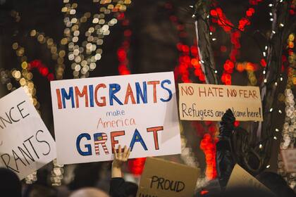 Los chinos e indios tienen que esperar años para que les liberen su green card