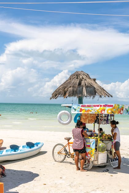 Los chiringuitos son una postal fija en Holbox; en el medio de la nada ofrecen bebidas y algunas cositas para comer