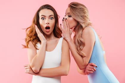 Los chismes están cargados de emoción y dado que el cerebro recuerda más los eventos de la vida que se asocian a sentimientos, aquella información dada por un tercero persevera en la psiquis