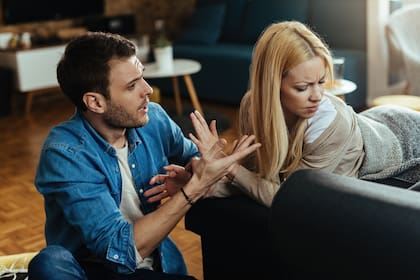 Los chistes y juegos en una pareja suelen ser una forma de conexión única, pero al volverse incómodos pueden dejar entrever el fin de la relación (imagen ilustrativa)