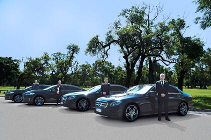 Los choferes de Universal Traslados visten de negro y son bilingües