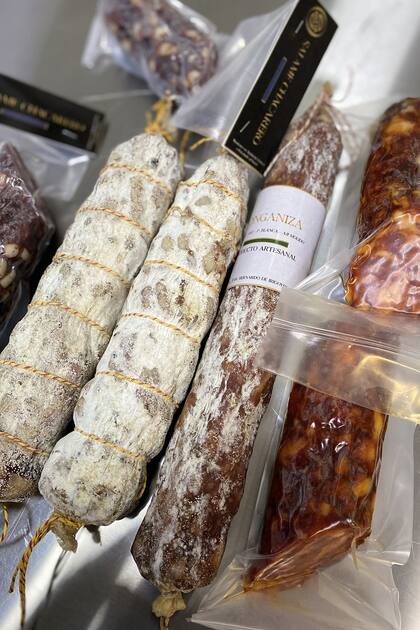 Los chorizos secos de Adora Estación de Carnes, un hit del lugar