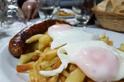 Los chorizos y las morcillas de elaboración propia eran una de las especialidades de la casa