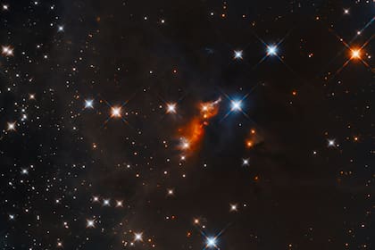 Los chorros de partículas de alta velocidad de una protoestrella son responsables de la brillante región de hidrógeno resplandeciente