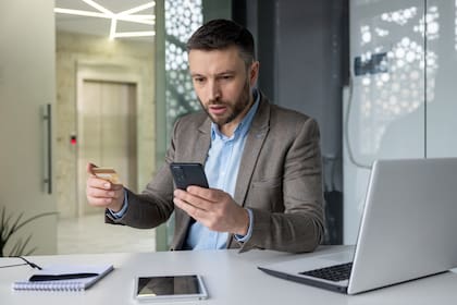 Los ciberdelitos financieros son uno de los tipos más comunes de delitos por celular, pero no los únicos: corren riesgo incluso las contraseñas de las redes sociales