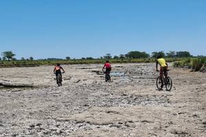 Los ciclistas aprovecharon el lecho del rio para entrenar mountain bike