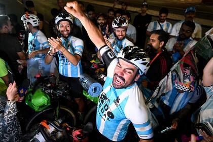 Los ciclistas de Todo a Pedal también se sumaron al banderazo, una vez que llegaron a Qatar tras recorrer más de 15 mil kilómetros