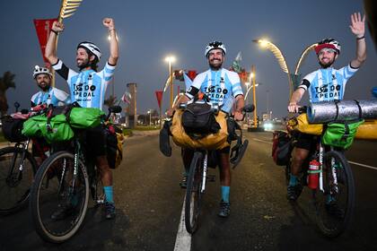 Los ciclistas de Todo a Pedal también se sumaron al banderazo, una vez que llegaron a Qatar tras recorrer más de 15 mil kilómetros