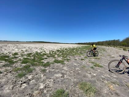 Los ciclistas llegaron hasta la laguna La Tigra y quedaron sorprendidos por la poca agua que había 