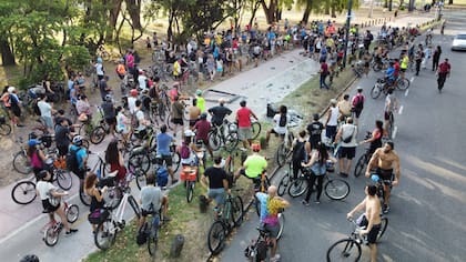 Los ciclistas se reunieron en la bicisenda sobre la avenida Figueroa Alcorta