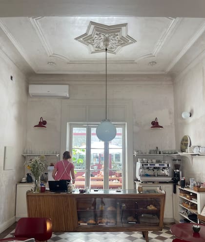 Los cielorrasos —de hasta 3,80 metros— requirieron un trabajo artesanal de reconstrucción replicando molduras y perfiles originales