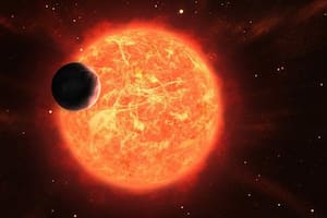 El planeta que se salvó de ser tragado por una estrella (y las teorías sobre cómo sobrevivió)