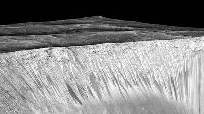 Los científicos encontraron la primera evidencia de que el agua puede fluir en la superficie de Marte durante los meses de verano del planeta
