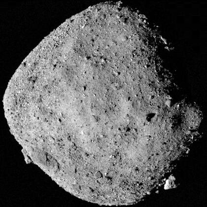 Los científicos esperan analizar en el futuro muestras del asteroide Bennu. Esta imagen compuesta de Bennu fue obtenida con la nave OSIRIS-REx de la NASA