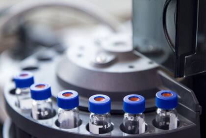 Los científicos están investigando si las pruebas de laboratorio de muestras de sangre pueden servir para diagnosticar la enfermedad de Alzheimer.