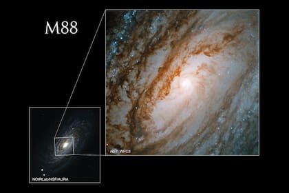 Los científicos estiman que el agujero negro central posee una masa equivalente a unas 100 millones de veces la del Sol