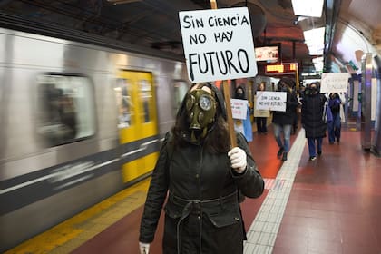 Los científicos hicieron variadas protestas durante el año para advertir sobre los recortes de fondos del área nacional
