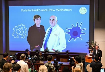 Los científicos Katalin Karikó y Drew Weissman recibieron el Nobel de Medicina en 2023 por sus aportes al desarrollo de vacunas durante la pandemia.