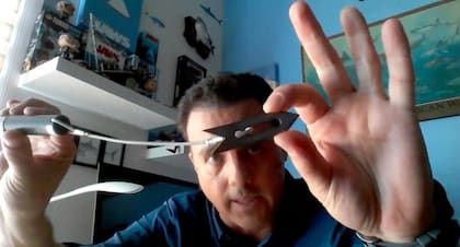 Los científicos marcan a los tiburones con sondas como esta.