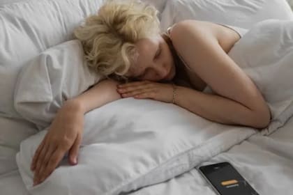 Los científicos pudieron establecer que cuando se toma la decisión de apagar la alarma para descansar un poco más, su cerebro comienza de nuevo su ciclo de sueño (Foto Pexels)