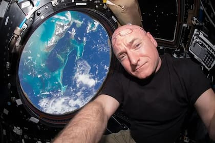 Los científicos pudieron medir el impacto de la estancia en el espacio al comparar la condición del astronauta Scott Kelly, quien pasó casi un año en la EEI, con la de su hermano, quien permaneció en la Tierra