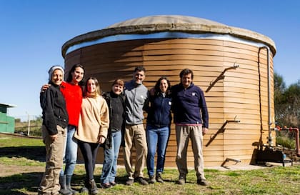 Los científicos que trabajaron en la construcción del biodigestor en la localidad bonaerense de Los Pinos